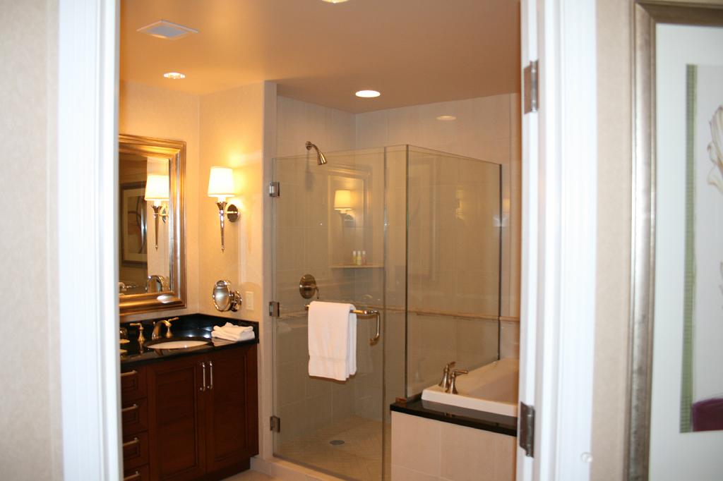 20081022 death valley 111.jpg - Las Vegas - Our huge bathroom. We've had hotelrooms that were the size of this bathroom.